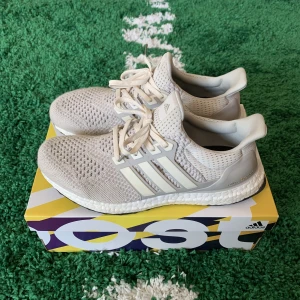 Adidas ultra boost 1.0 limited cream/chalk (2015) - Size US 9,5 = EU 43 1/3. Condition 7,5/10. All original. Please send a message before buying.