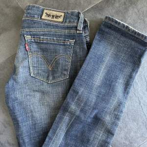 Levis jeans 571 i en jättesnygg mörkblå färg. Stl 28x34 men små i stl🩷 Pris kan diskuteras vid snabb affär. Lågmidjade