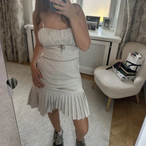 Beige klänning - Söljer denna så snygga klänning, aldrig använd!🩷👏🏽😍orginal pris 1900