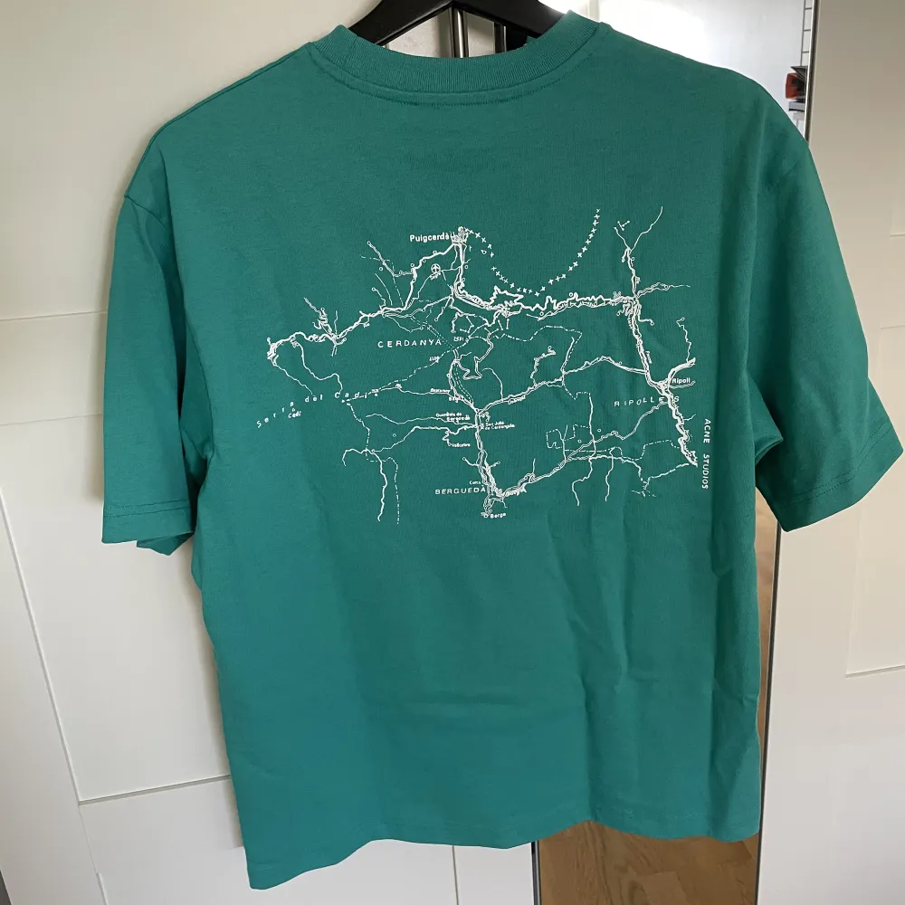 Säljer min oversized acne studios t-shirt i en snygg grönaktig färg. Använd fåtal gånger, väldigt bra skick. Köparen står för frakt. T-paidat.