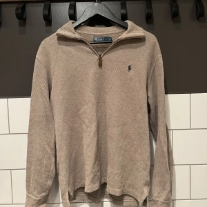 Ralph Lauren half zip - Snygg Polo Ralph Lauren Half Zip utan några defekter! Storlek S, passar M. Nypris 1500 kr, vårt pris 449 kr!