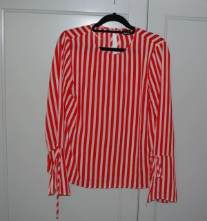 Blus - Blus från Gina Tricot i storlek 36. Detaljer syns  på närbilderna. Använd men i gott skick! 