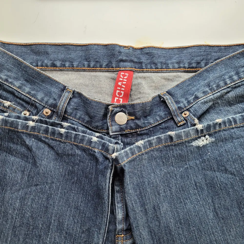 Lågmidjade jeans från H&M Divided i mörkblått. Modellen heter girls boot cut. Innebenslängden är 83 cm. Jeansen är i gott skick förutom att det är ett litet hål längst ner på ena benet. Vid frågor är det bara att skriva:). Jeans & Byxor.