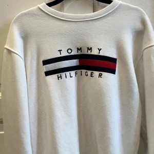 Tommy hilfiger sweatshirt - En fin sweatshirt, fint skick. Storlek S, köpt på kill avdelning men funkar även på tjejer🙌🏻🙌🏻🙌🏻
