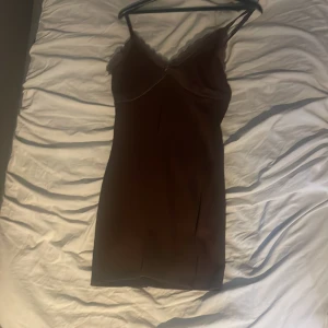 Brun klänning - Har används 1-2 gånger. Köpes ungefär föra sommaren den är även i bra skick. Är i mörk brun.