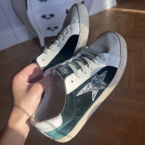 le temps de cerises sneakers i storlek 36 - skorna har mörkgrön sammet men det är något man bara ser i solen, jättefina och passar till allt! storlek 36, köp via köp nu 💘
