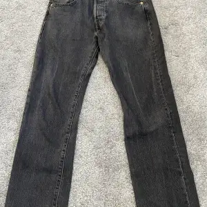 Säljer min nya Levis jeans som är använda 2 gånger. Skick 10/10 nypris runt 1200