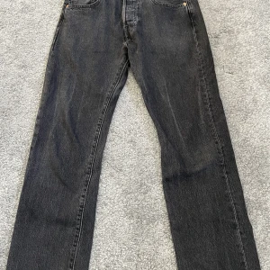 Levis 501 - Säljer min nya Levis jeans som är använda 2 gånger. Skick 10/10 nypris runt 1200
