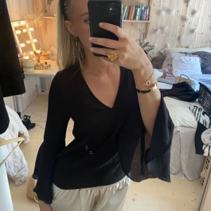 Jätteee fin blus topp - Kommer tyvärr ej till andvändning då jag har för många💓💓