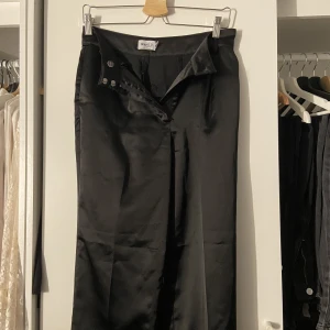 Satinbyxor  - Svart byxor i satin från Nakd i strl 36, raka i benen! 🥰