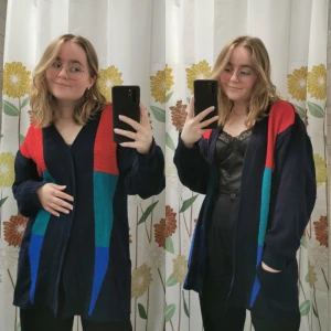 Vintage retro cardigan kofta Kriss sweden - Snygg och supermysig kofta/cardigan från svenska märket Kriss. Den har fickor(!!) Lite skrynklig då den legat i påse. Den har en lös tråd som jag inte tagit tag i att pilla in (se bild två), men det är en enkel fix! ☕