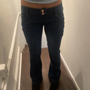 Jätte coola lågmidjade jeans - Säljer mina mörkblå lågmidjade jeans, då jag köpte i två storlekar och inte kunde lämna tillbaka ❤️‍🔥Nypris: 600 kr. Pris kan diskuteras! Skriv för fler bilder. I storlek M men passar för S. Jag är 173 cm💞💞
