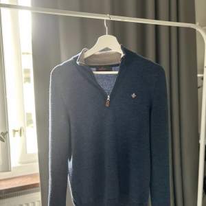 En sjysst halt-zip tröja, lätt använd i bra skick(8/10) Nypris:Ca 1600-1700kr