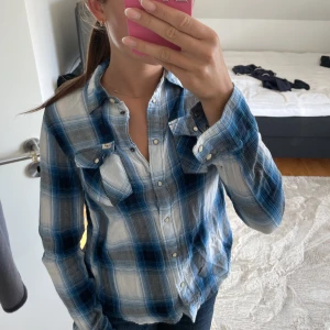 Skjorta - Snygg randig skjorta från Lee 😇hör gärna av er om ni har några frågor eller prisförslag! Köparen står för frakten 💕