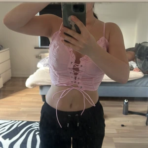 Finare topp - En slags festligare linne som man knyter och spänner åt själv.