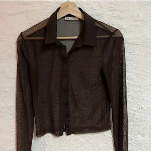 meshtopp - genomskinlig brun meshtoppfrån asos i strl S. fint skick!
