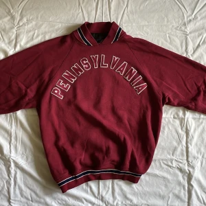 Vinröd sweatshirt  - Vinröd sweatshirt med krage. Aldrig använd och har inga defekter. 