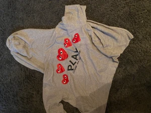 Comme des garcons zip - Inga snören i luvan,utöver de bra skick men liten i storlek.