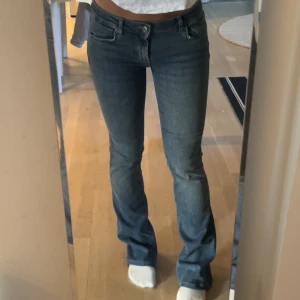 Zara lågmidjade jeans - Lågmidjade jeans från zara💘 uppsydda, jag på bilden är 160 och dom är lite långa! Jättebra skick, använda fåtal gånger