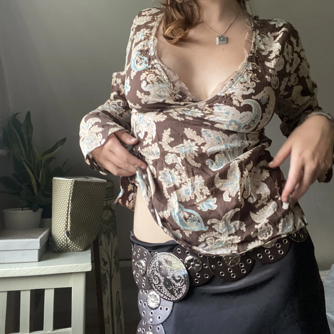 Brun tröja med pärlor