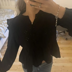 Topp/blus från bikbok  - Supersöt topp/blus från bikbok! Just nu slutsåld på hemsidan. Köpte för 459kr, säljer för 200kr! Strl S