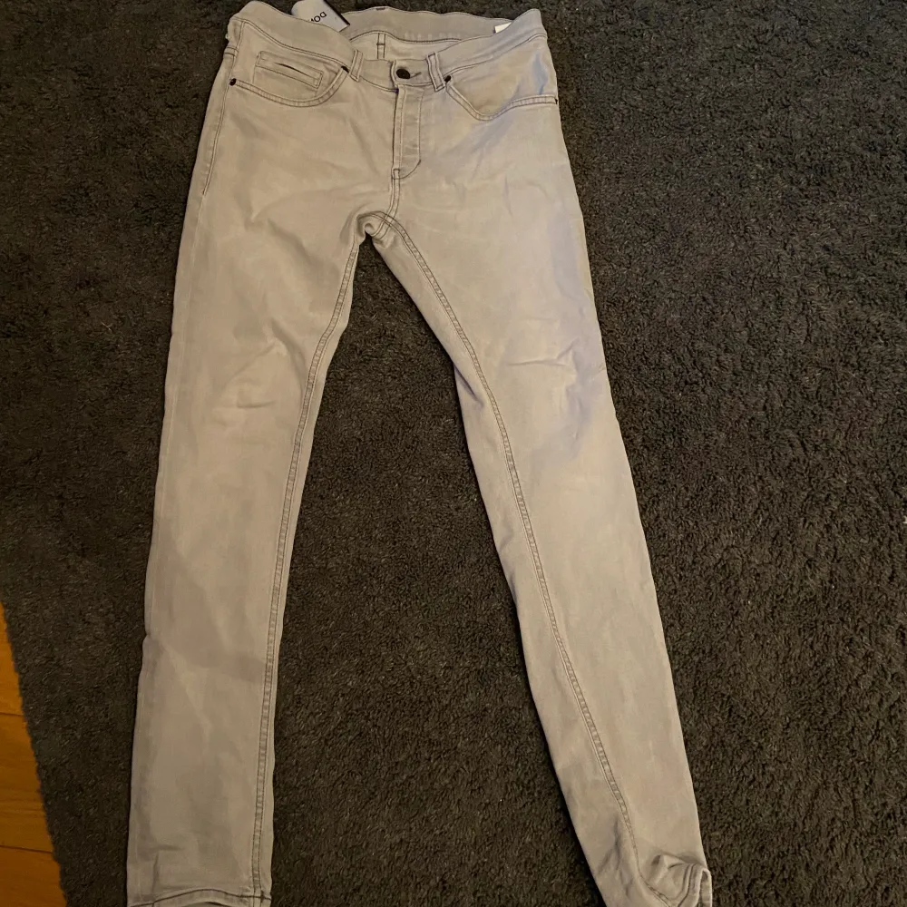 Ett par gråa dondups storlek 31. Jeans & Byxor.