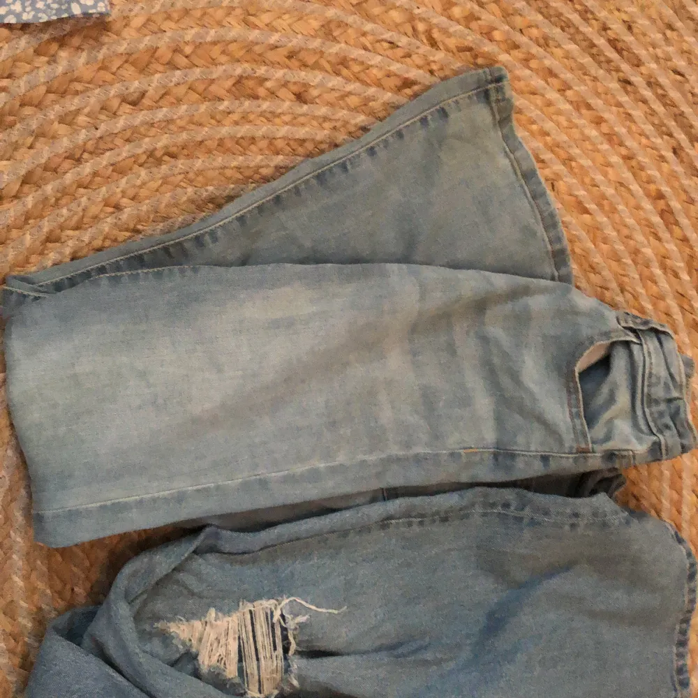 Ett par är flare och de andra är straight! Super trendiga! 450+frakt! Går att säljas separat.. Jeans & Byxor.