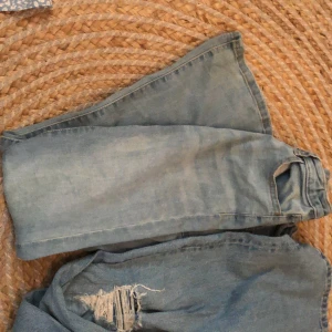Två par super gulliga low waist jeans! - Ett par är flare och de andra är straight! Super trendiga! 450+frakt! Går att säljas separat.