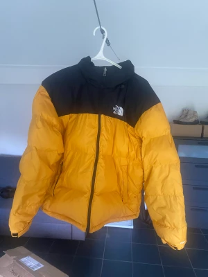 North face jacka  - Storlek L  Säljer pga för liten Lite skrynklig. Men det är inget permanent    Pris kan diskuteras 