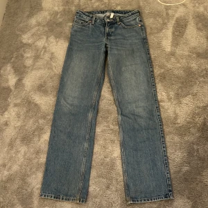 Arrow jeans  - Säljer nu mina andra jeans från Weekday i modellen arrow. Samma storlek som förra 23/32 och har inga slitningar eller liknande💕💕💕