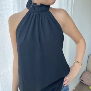 Svart topp  - Säljer denna skit coola topp från hm. Använd fåtal gånger, säljer pågrund av att jag inte använt den på ett tag😊Är i bra skick!