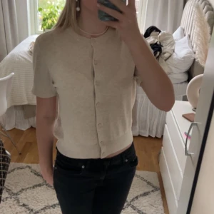 Hm kofta  - Säljer denna snygga kofta från hm som är använd 1-2 ggr den har inga defekter eller liknande 💘 har sytt om den så den e kortare i ärmarna 💘 storlek M men är mer som Xs/S eftersom jag sytt om den 💘