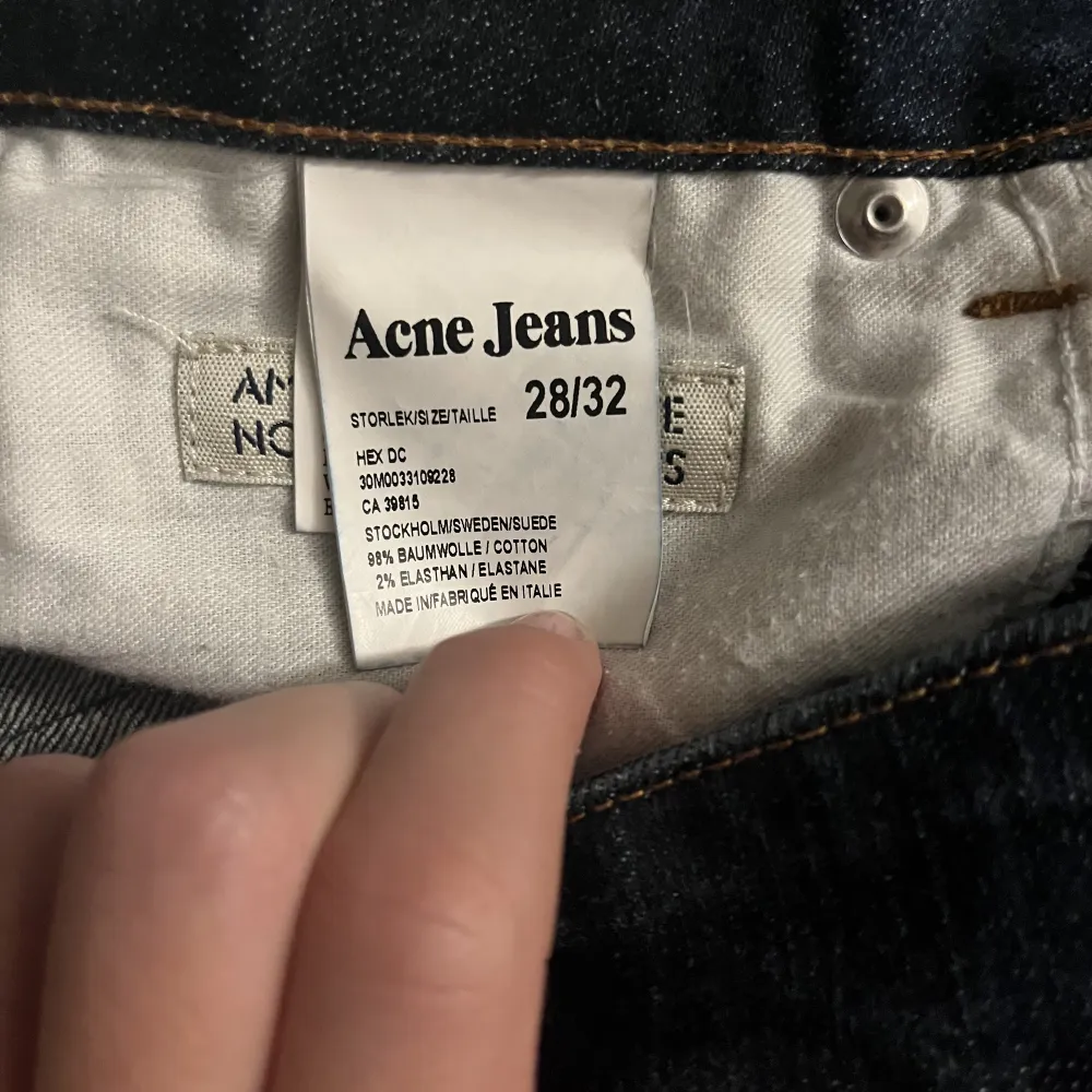 Säljer ett par Acne Hex jeans storlek 28/32. Ny skick och inga skador eller fläckar på jeansen.. Jeans & Byxor.