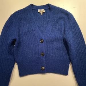 Blå stickad kofta, &otherstories - Blå alpaca wool kofta från & other stories, storlek XS