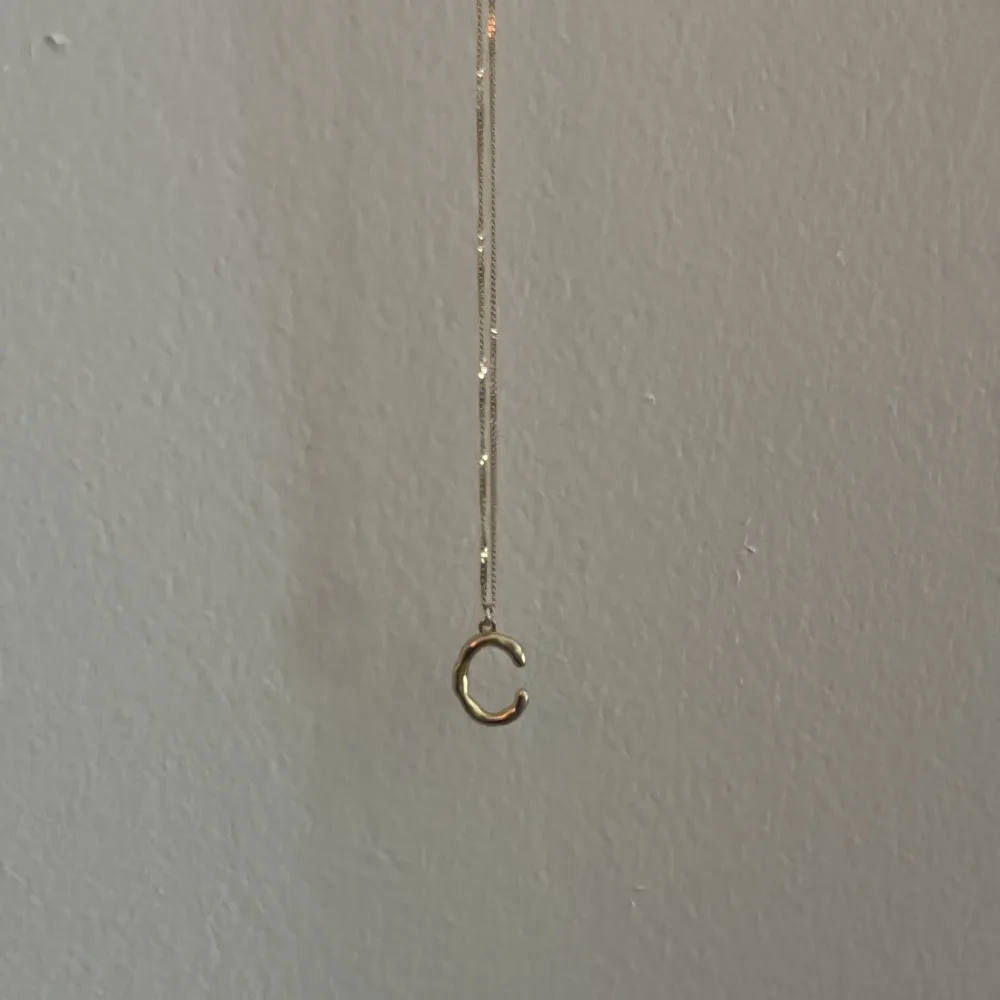Säljer detta gulliga halsbandet med ett c som är guldigt. Halsbandet är i nyskick och endast använd 2 gånger . Accessoarer.