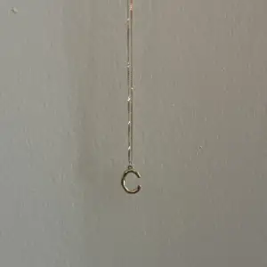 Säljer detta gulliga halsbandet med ett c som är guldigt. Halsbandet är i nyskick och endast använd 2 gånger 