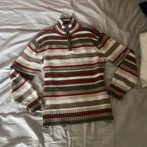 Randig stickad tröja  - Vintage randig stickad tröja, den är i superbra skick, ser ut som ny. Står storlek L men passar mer som M. Lite oversized på mig som brukar ha S. Superfina färger nu till hösten! Skriv privat för fler bilder eller andra frågor. Använd gärna köp nu💕