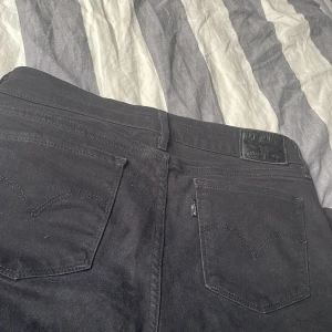 Bootcut jeans - Säljer mina svarta bootcut Levi’s jeans för att de inye passade💕Jag köpte dom på plick och jag har bara testat dom en gång och dom ser ut att vara i bra skick💕💕