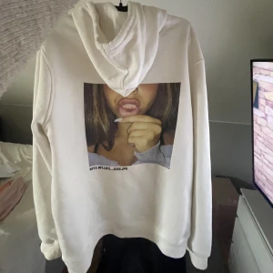 Hoodie med tryck - Jättesnygg hoodie med tryck på ryggen som är använd få gånger❤️