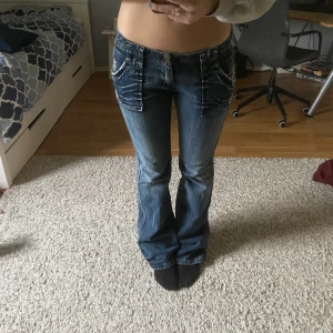 Lågmidjade jeans - Supersnygga lågmidjade jeans, lite långa på mig som är 172. Säljer pga att de inte är min stil💕
