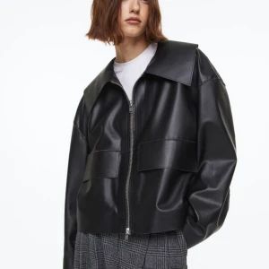 Vegansk läderjacka - Ny läderjacka från HM. Köpt i våras, använd Max 2 gånger. Vegansk läder. Köpt för oversized look.  Supersnygg på! 