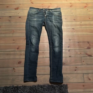 Dondup jeans George ambass - Säljer på grund av att dem är för små vid köp. Aldrig använda bara vid test. Ny pris för dem är 3350kr men säljer dem för 1099 pris kan diskuteras.