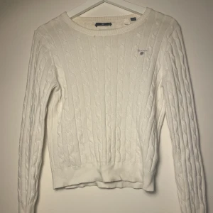 Kabelstickad tröja - Jättefin vit kabelstickad tröja från gant, strl 158/164 men passar xs lika bra
