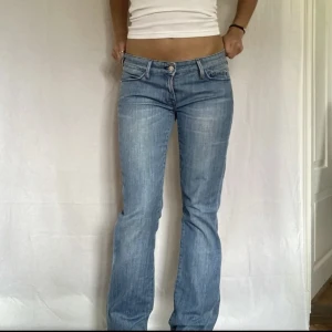 Low waist bootcut - Säljer dessa super snygga lågmidjade jeansen. Köpte från Plick men dom passade nt mig, så jag har aldrig använt dom❤️hör av er privat för fler bilder