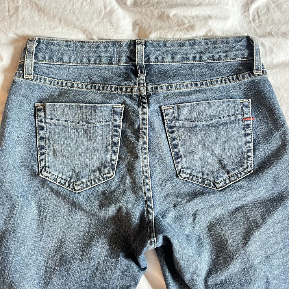 Lågmidjade snygga jeans köpta secondhand i LA. Midjemått rakt över: 39 innerbensläng: 74. Jeans & Byxor.