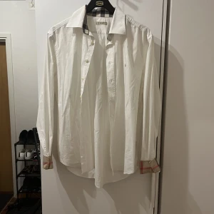 Burberry skjorta  - Väldigt fin burberry skjorta i nyskick i storlek xl,säljer skjortan då jag inte använder den så mycket då jag köpt andra skjortor.pris går att diskutera.
