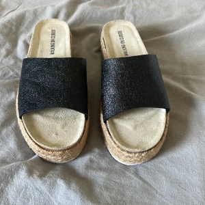 Sandaler - Sandaler med hög sula/ klack. Använda men fortfarande i bra skick💕