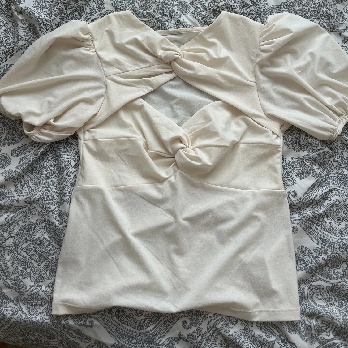 Blus med öppen rygg