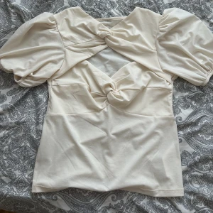 Blus med öppen rygg - ”Ballongärmad” blus med jätte fin öppen rygg. Använd 2-3 gånger, i bra skick. 