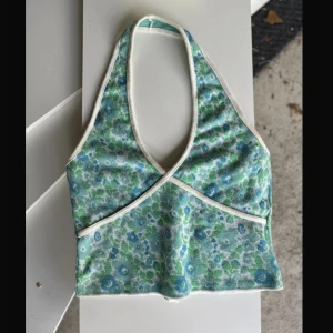 Halterneck topp - Märke: zara Second hand köp: ja Färg/info om plagget: mycket gammal kollektion, sällsynt plagg Ursprungligt pris: 300 Mitt pris: 175 Leverans: spårbar frakt med PostNord för 62kr eller upphämtning i Stockholm C/Södermalm